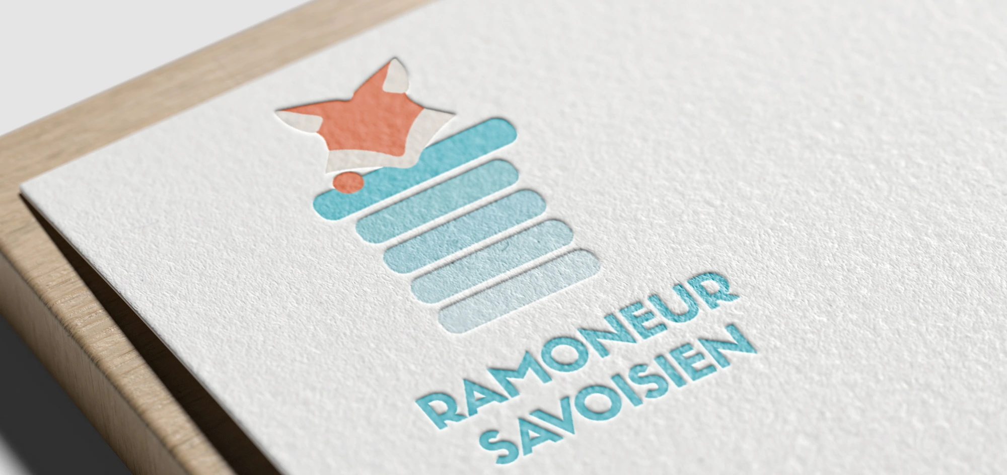 Le mockup du logo du Ramoneur Savoisien, sur papier