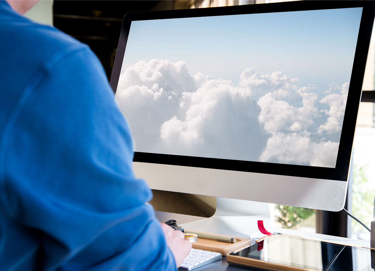 Une personne regarde des nuages sur son ordinateur