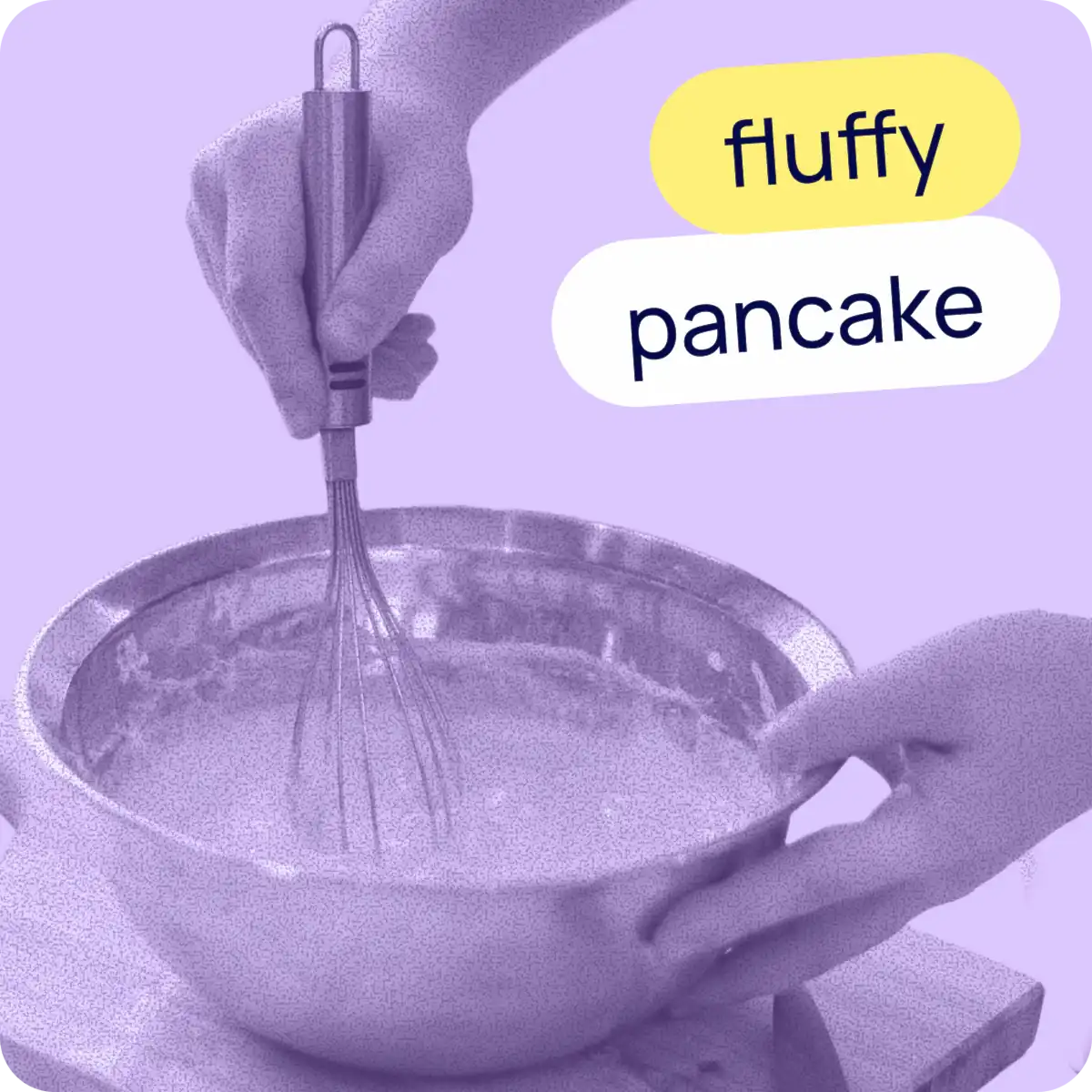 Mains qui mélange une pâte dans un saladier avec un fouet et les textes "fluffy pancake"