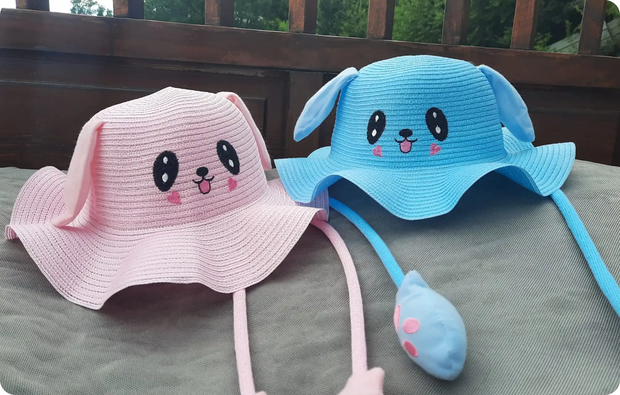 Photo de deux chapeau bunny hat avec oreille type lapin, rose et bleu