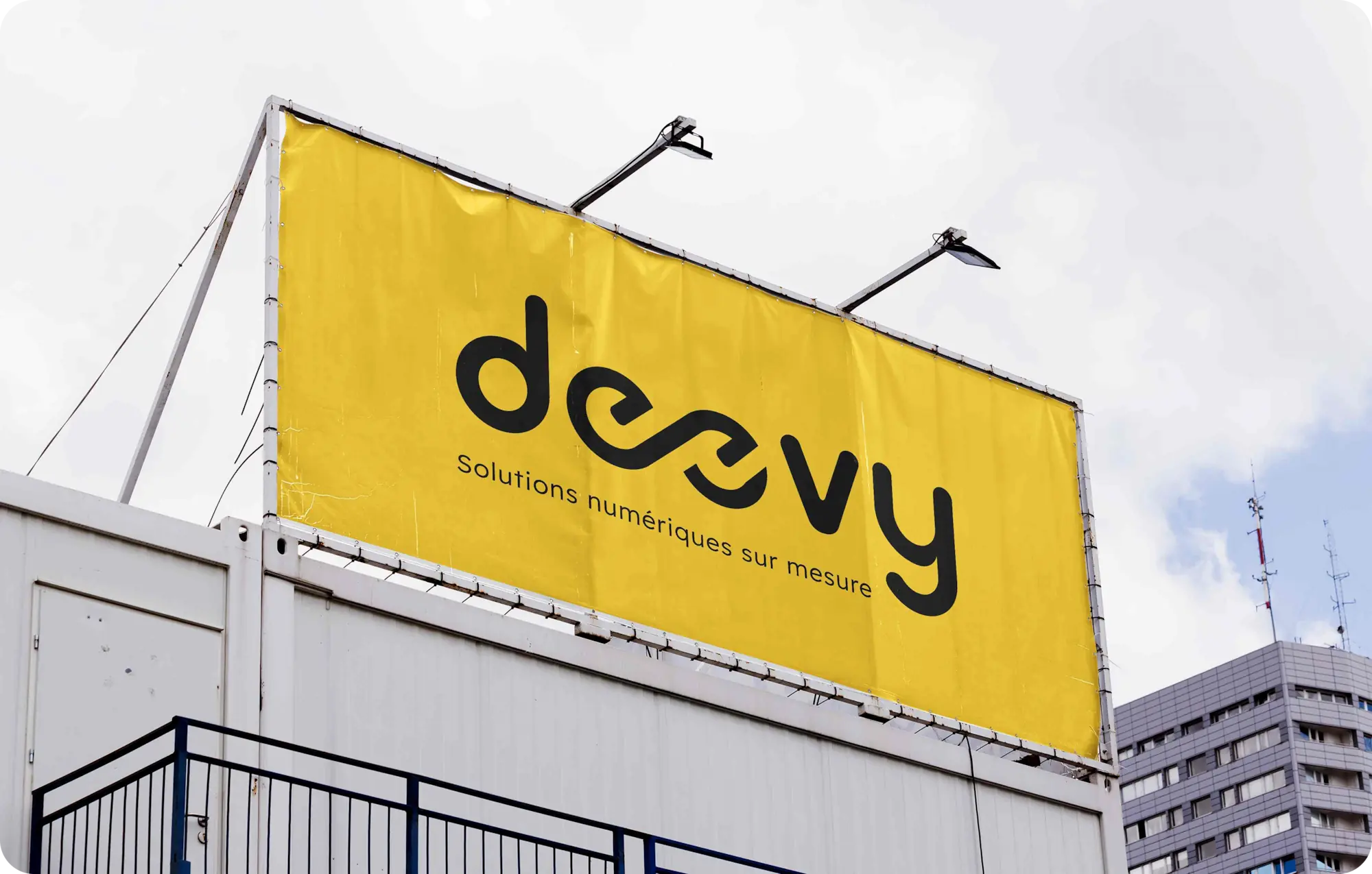 Mockup d'une bannière en pleine ville présentant le logo Deevy avec le slogan "solutions numériques sur mesure"