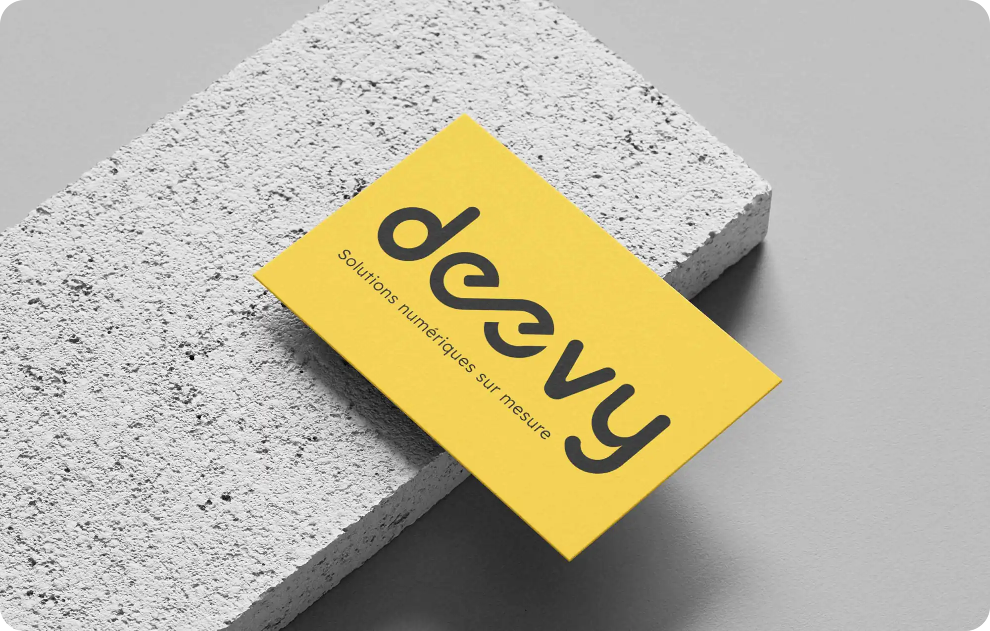 Carte de visite jaune du logo Deevy 8 avec le slogan "solutions numériques sur mesure"