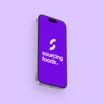 Écran de démarrage de l'application Sourcing Foods sur iPhone : logo "S" en blanc et nom de marque sur fond violet