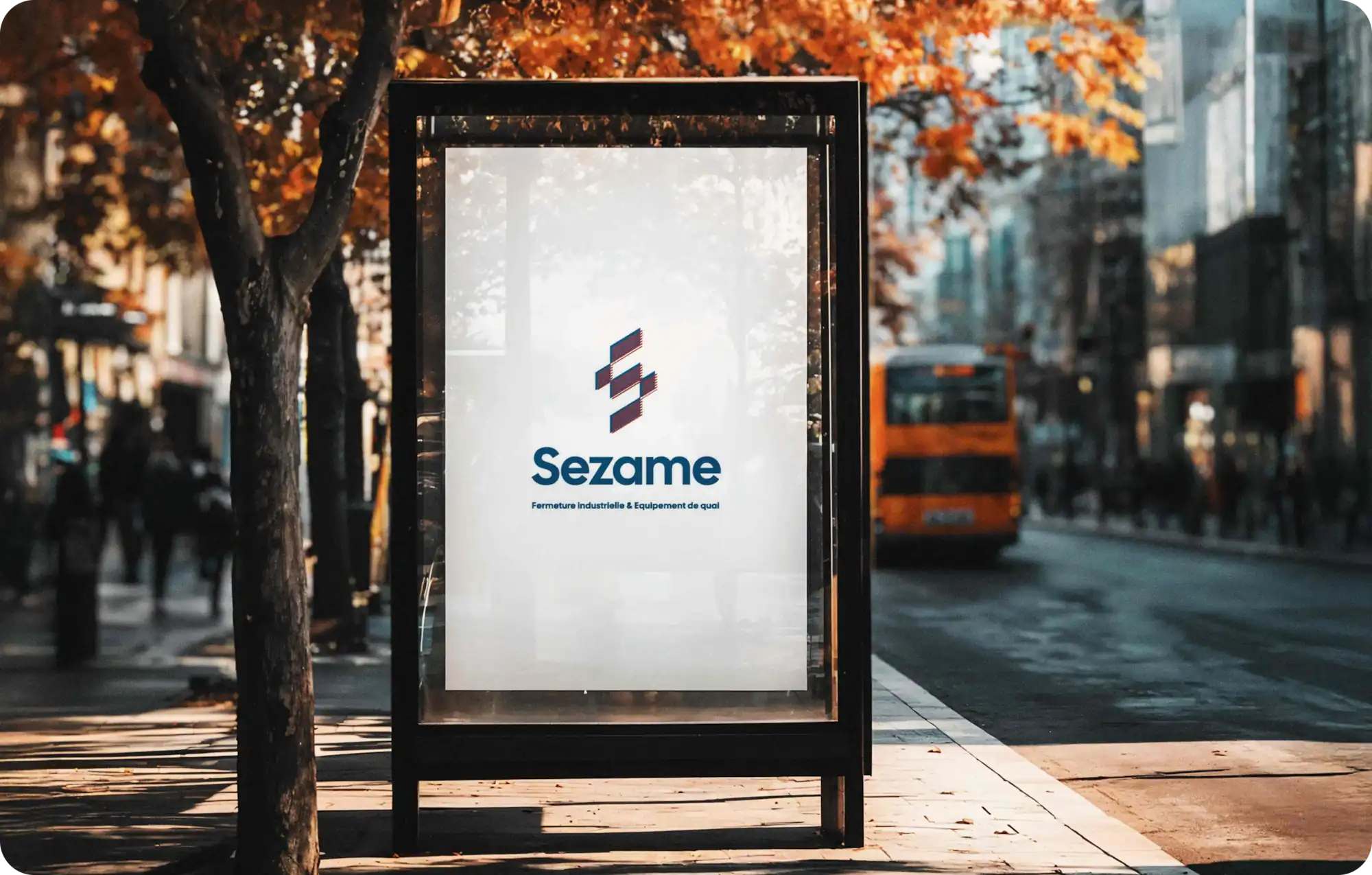 Mockup sur panneau publicitaire du logo Sezame dans une rue