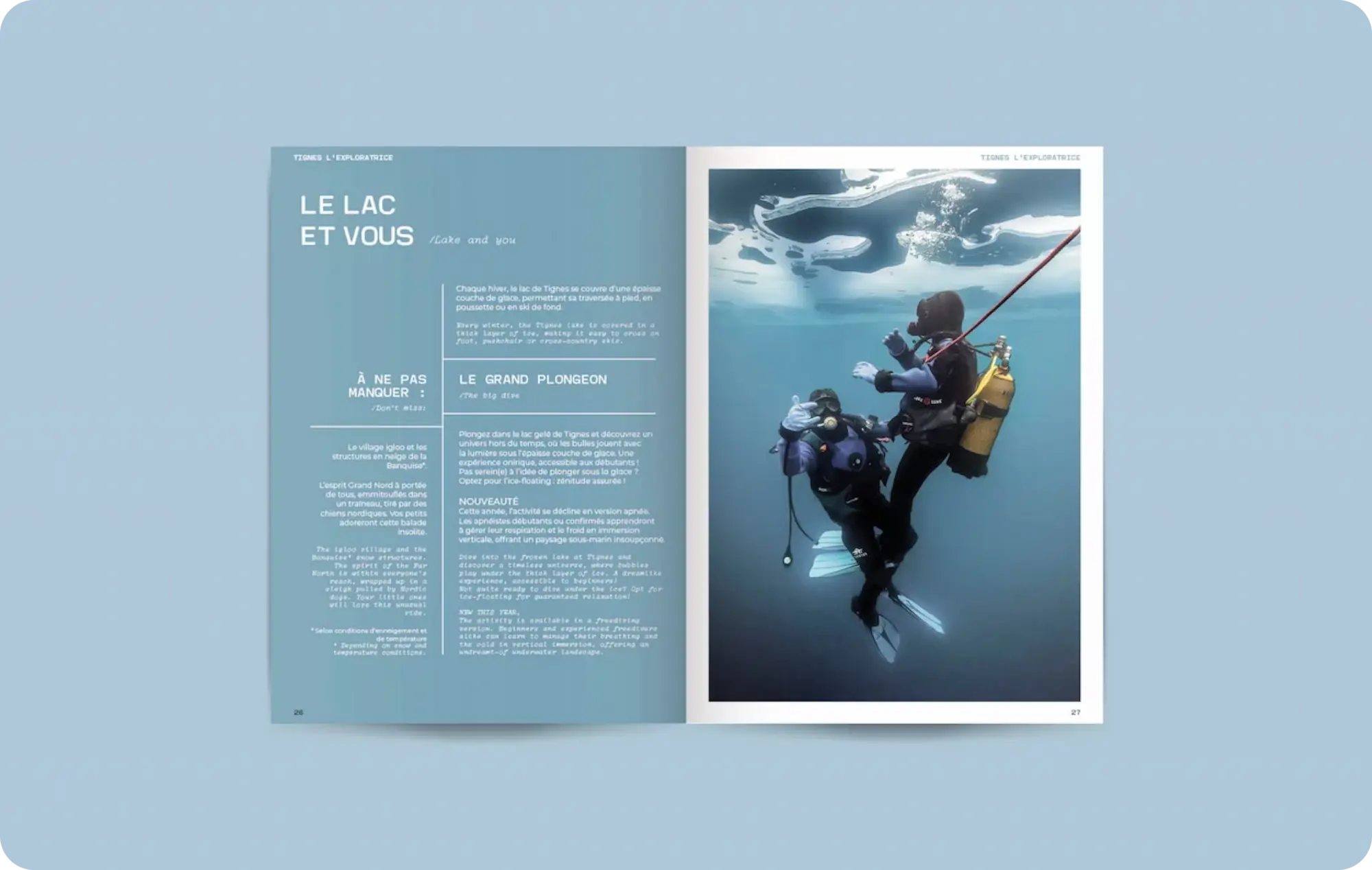 Double page du guide pratique Tignes L'Exploratrice sur la plongée sous glace dans le lac de Tignes : texte en français et anglais à gauche, photo de deux plongeurs sous la glace à droite