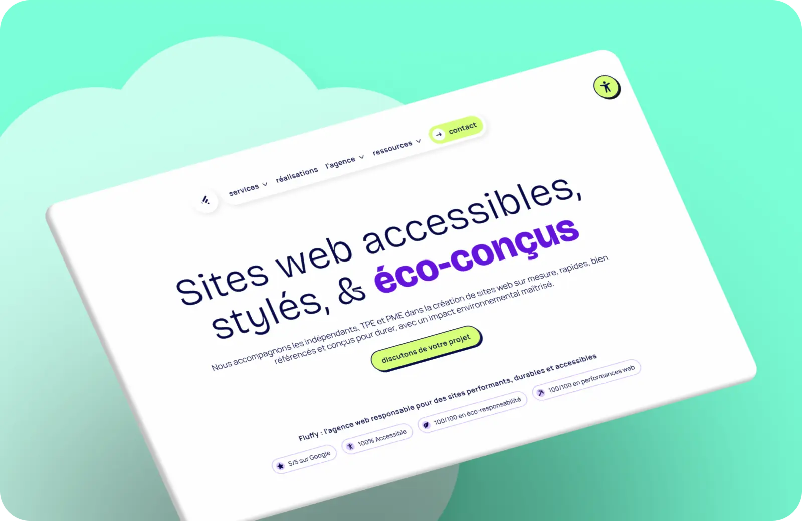 Page d'accueil de Fluffy Agency présentée sur un écran incliné sur fond vert menthe avec nuages illustrés - titre "Sites web accessibles, stylés, & éco-conçus" avec le mot éco-conçus mis en avant en violet, accompagné de badges de réassurance : 5/5 sur Google, 100% Accessible, 100/100 en éco-responsabilité et 100/100 en performances web