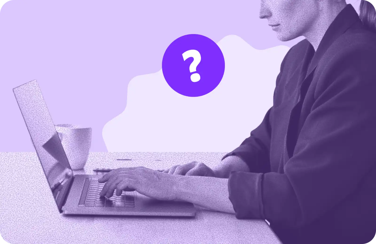 Personne tapant sur un ordinateur portable en monochrome violet, avec une bulle illustrée contenant un point d'interrogation - visuel d'illustration pour un article traitant d'une question ou d'une problématique web